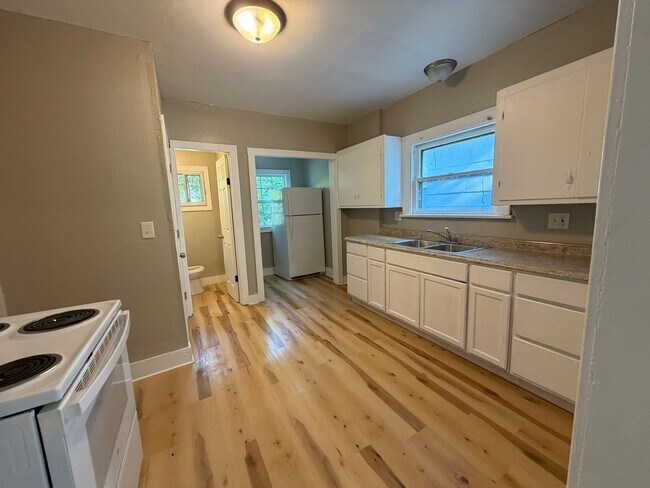 Building Photo - 4224 Fairview Dr