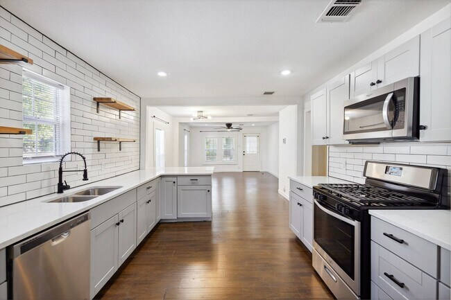 Building Photo - 3 Bedroom Single Family Home in San Antonio
