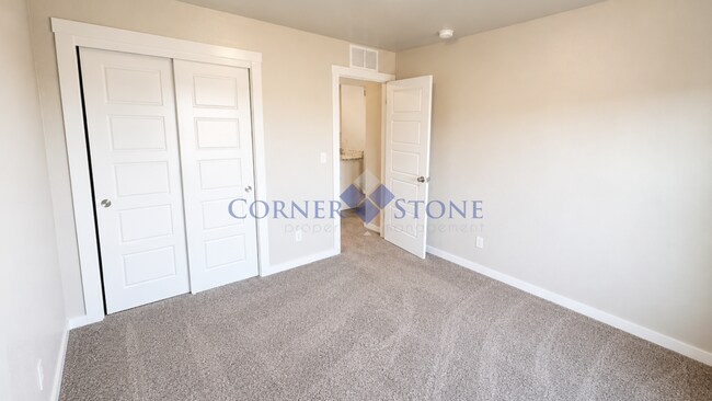 Building Photo - Spacious Family Home with 3-Car Garage & Fully Fenced Backyard in Nampa