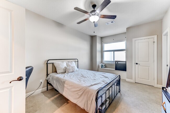 Building Photo - 1325 W 24th St