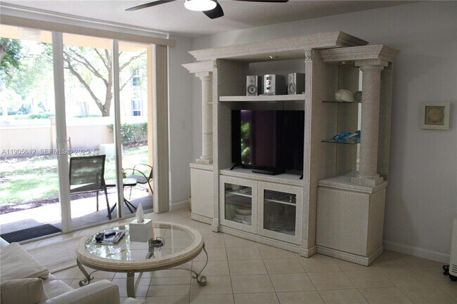 Building Photo - 519 E Sheridan St