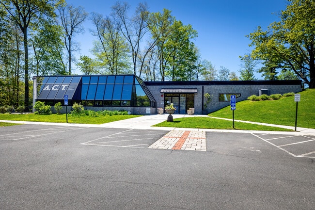 Building Photo - 16 Crescent Dr