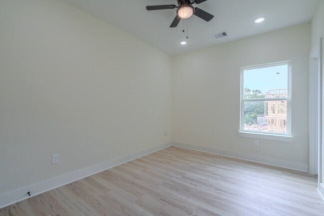 Building Photo - 7002 Sidney St