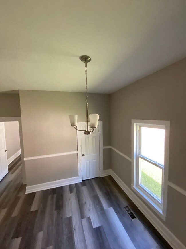 Building Photo - Recently updated 3 bed 2 bath - Move In Re...