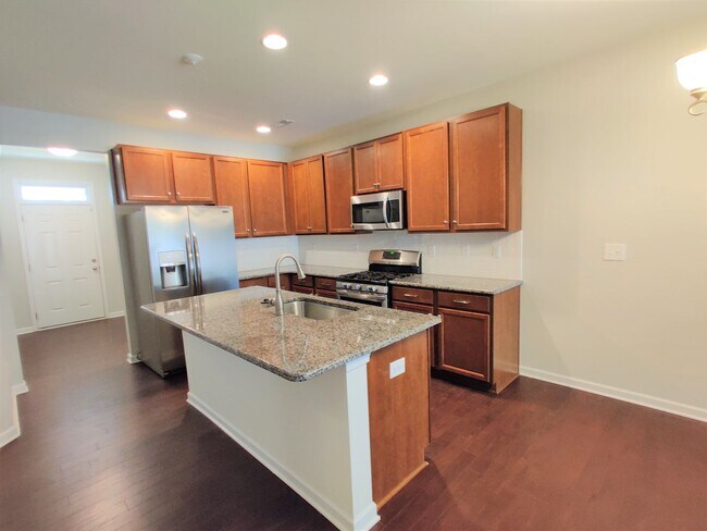 Building Photo - 4 Bedroom, 2.5 Bath Townhome in Savannah Townhomes