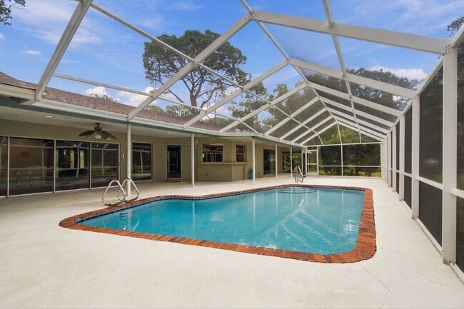 Building Photo - 1257 Fairway Cir S