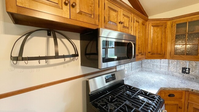 Building Photo - Gorgeous 3BR 1 Bathroom in Leominster