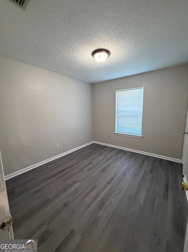 Building Photo - 707 E Lawnwood Ave