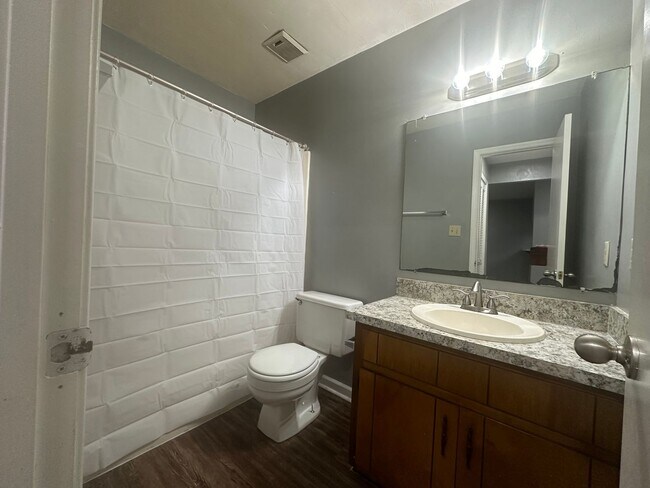 Building Photo - Downstairs unit off Miccosukee!