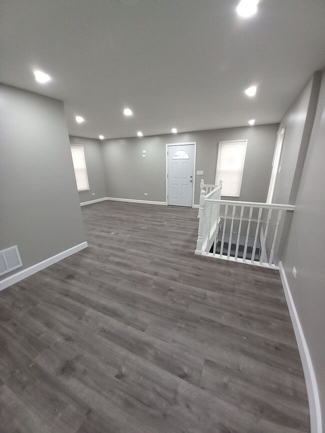 Building Photo - Beautifully Updated 2-Bedroom Home in East Chicago