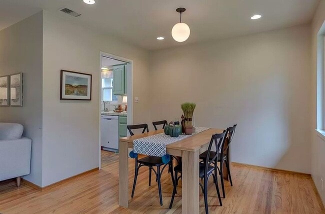 Building Photo - Fantastic 3 Bed 2 Bath Home Available Now!