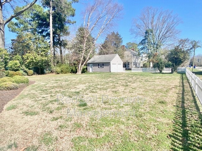 Building Photo - 18 River Rd