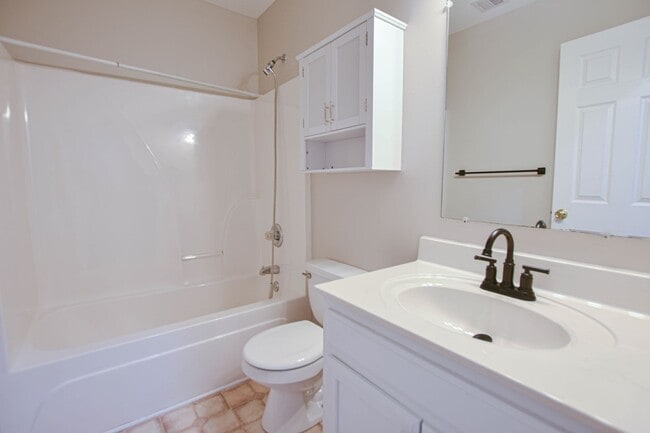 Building Photo - Pet Friendly Four Bedroom!