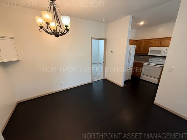 Building Photo - 3 Bed, 2 Bath Townhome SPECIAL!