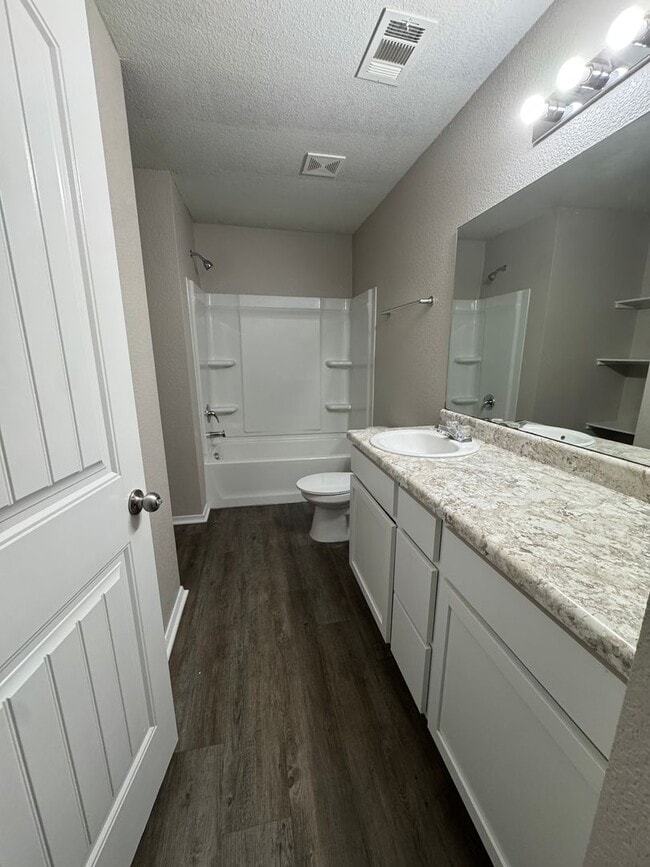Building Photo - 4 bed / 2 bath Available Now!