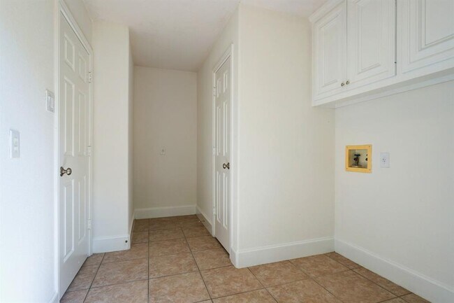 Building Photo - 11126 Sherwood Garden Dr