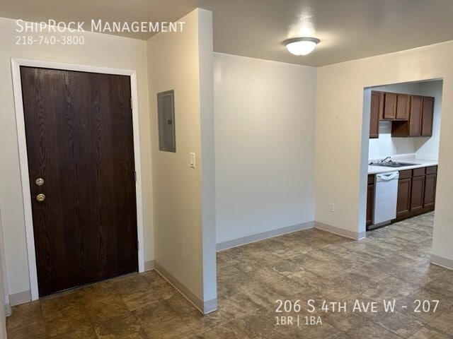 Building Photo - 206 S 4th Ave W