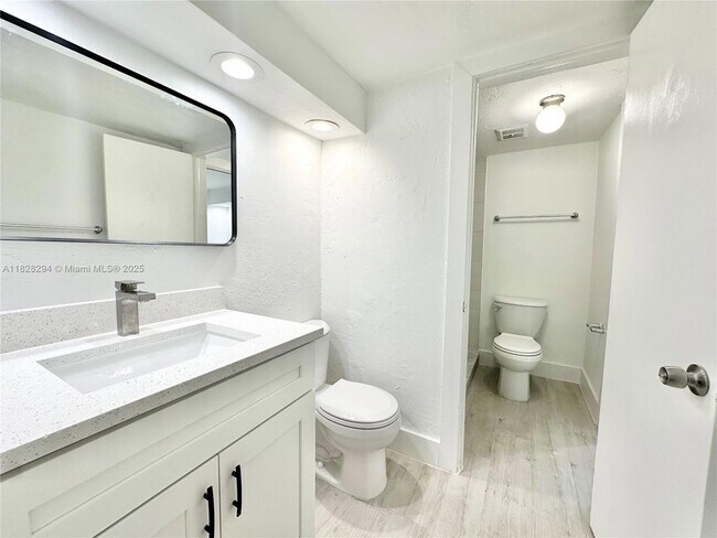 Building Photo - 6890 N Kendall Dr