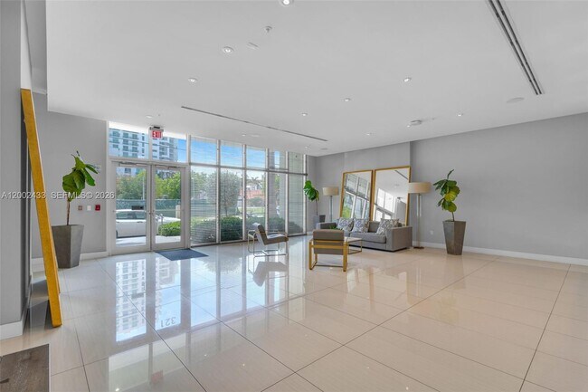 Building Photo - 321 NE 26th St