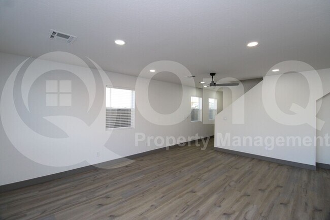 Building Photo - 2516 E Broadway Rd