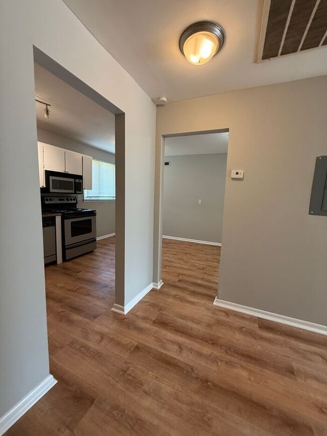 Building Photo - Fabulous Renovation!! Hermitage 1 Level Co...