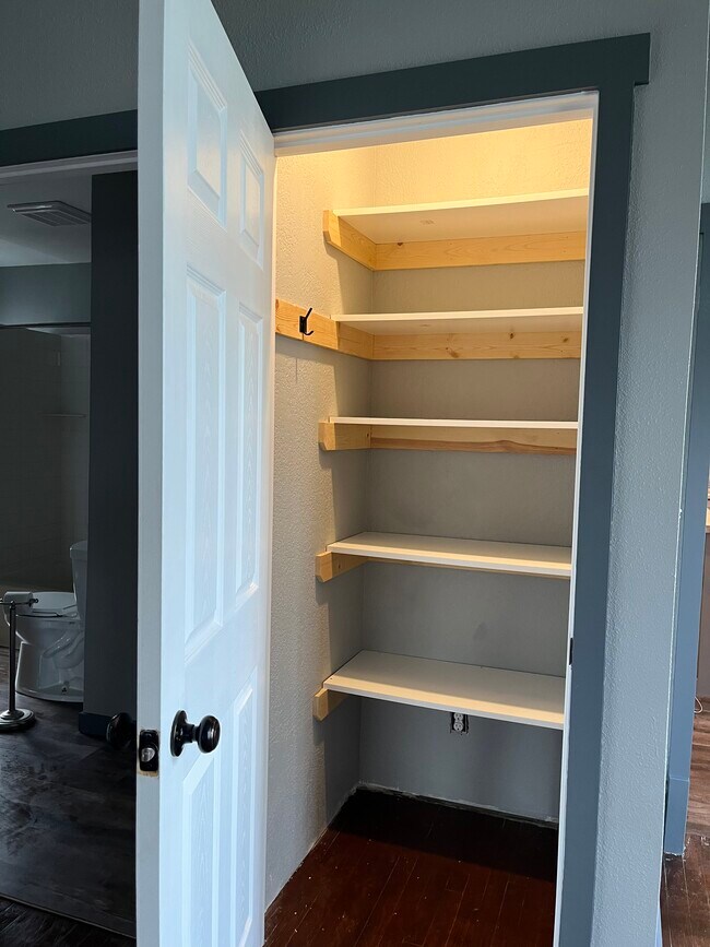 Building Photo - 532 Otter Ave