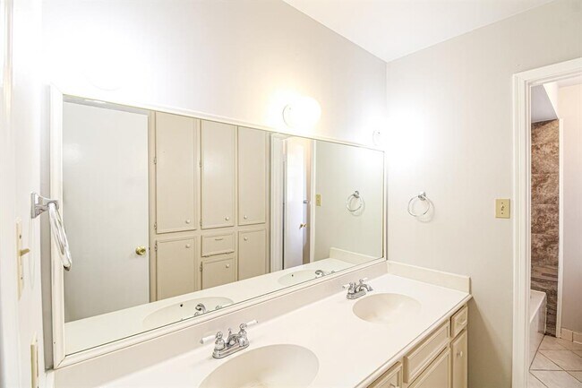 Building Photo - 16411 Clearcrest Dr