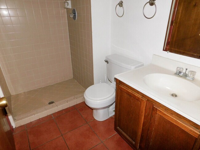 Building Photo - Swimming pool on property!