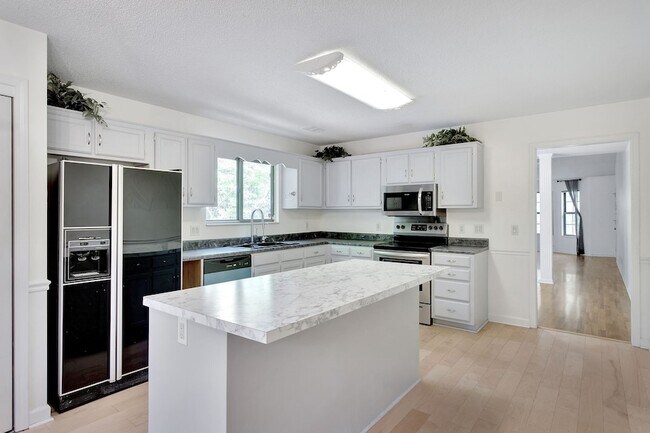 Building Photo - 816 Beazer Ln