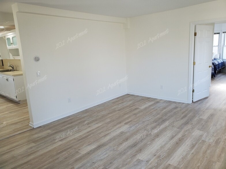 Central Air Throughout - 9 Pulaski St