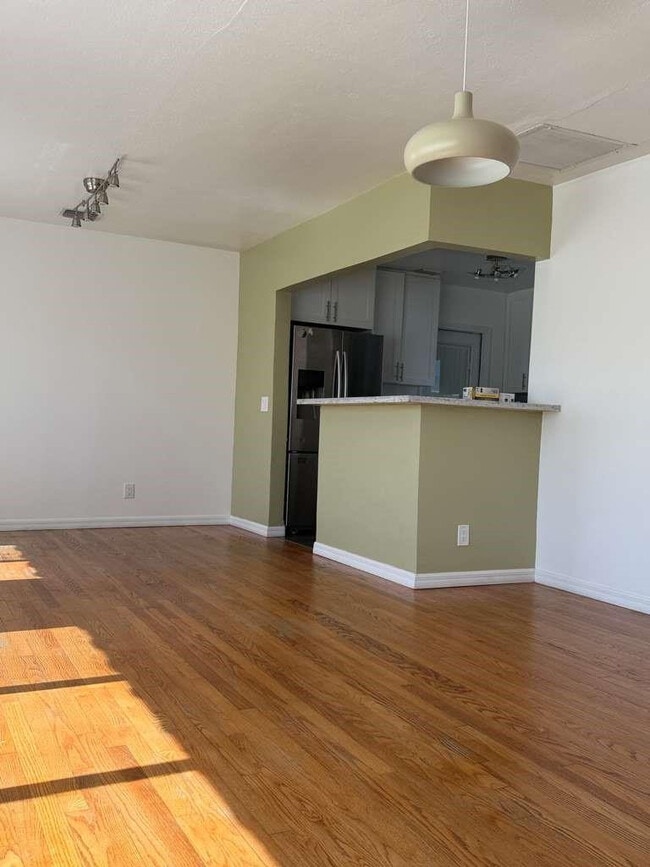 Building Photo - 2815 Van Buren St