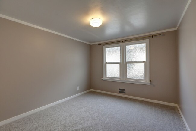 Building Photo - Unique Laurelhurst 3 Bedrooms with 2 Bathr...