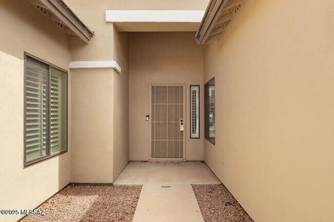 Building Photo - Spacious 3BR House in Sahuarita with Pool!