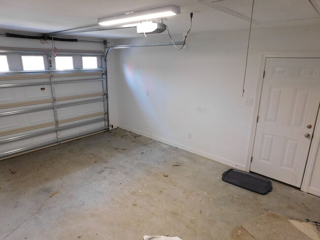 Building Photo - 105 Little Rossie Rd