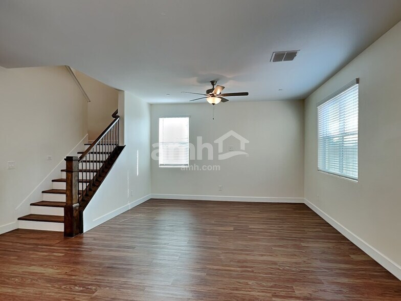 Building Photo - 5915 W Larkspur Dr