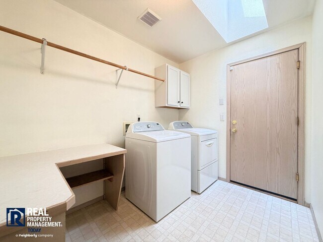 Building Photo - Beautiful 4BR Home Near Orting with Large Yard, Oversized Garage & A/C