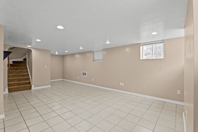 Building Photo - 137 E 600 N