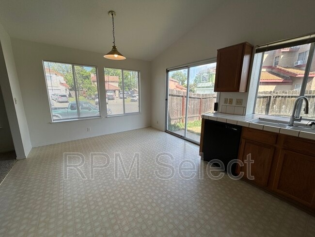 Building Photo - 4956 Villa Royale Way