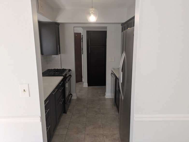 Building Photo - 1015 Forest Green Dr