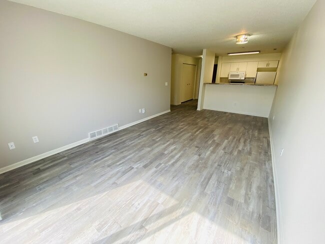 Building Photo - 395
