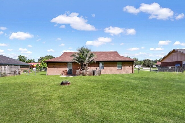 Building Photo - AVAILABLE EARLY OCTOBER [DOG FRIENDLY]