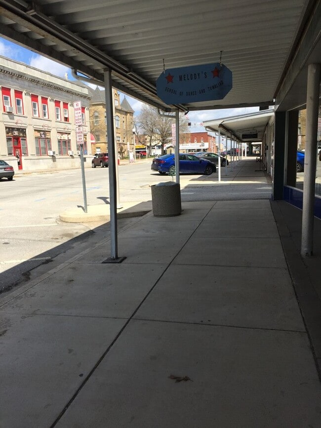 Building Photo - ATTENTION STUDENTS: 4 BEDROOM DOWNTOWN APA...
