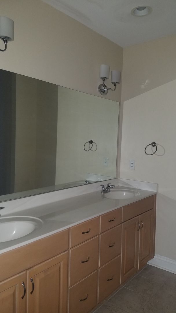 Building Photo - DOWNTOWN LIVING! BEAUTIFUL 3 Bed 2 full 2 ...