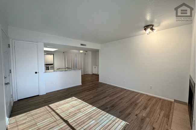 Building Photo - 2Bed/1Bath Apartment at 52nd St/Oak St! Ready for Immediate Move-In – GROUND FLOOR UNIT!