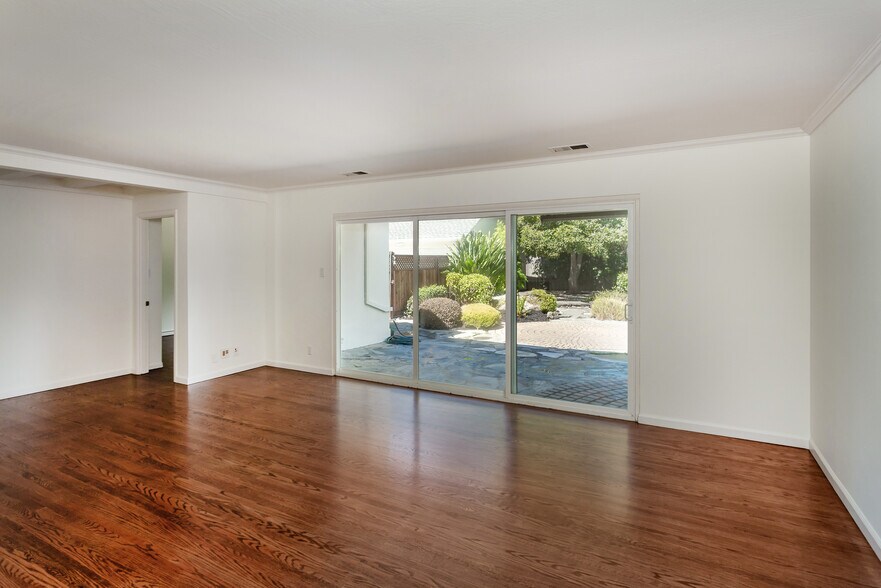 Living room - 940 Sequoia Ave