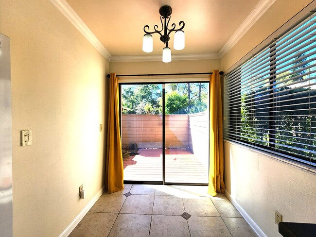 Building Photo - Single-Story Townhome with Garage/Driveway...