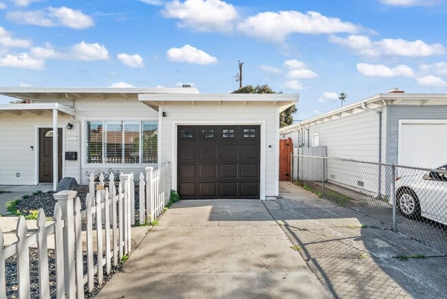 Building Photo - Move-In Ready Gem with Convenient Location