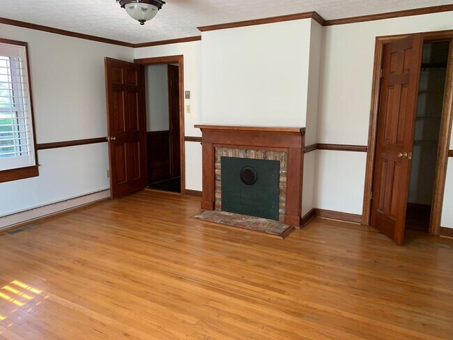 Building Photo - 2 Story Historic Home Near New London Academy