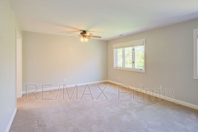 Building Photo - 1229 Llewellyn Ave