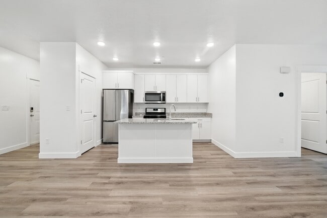 Building Photo - 470 W 15 S